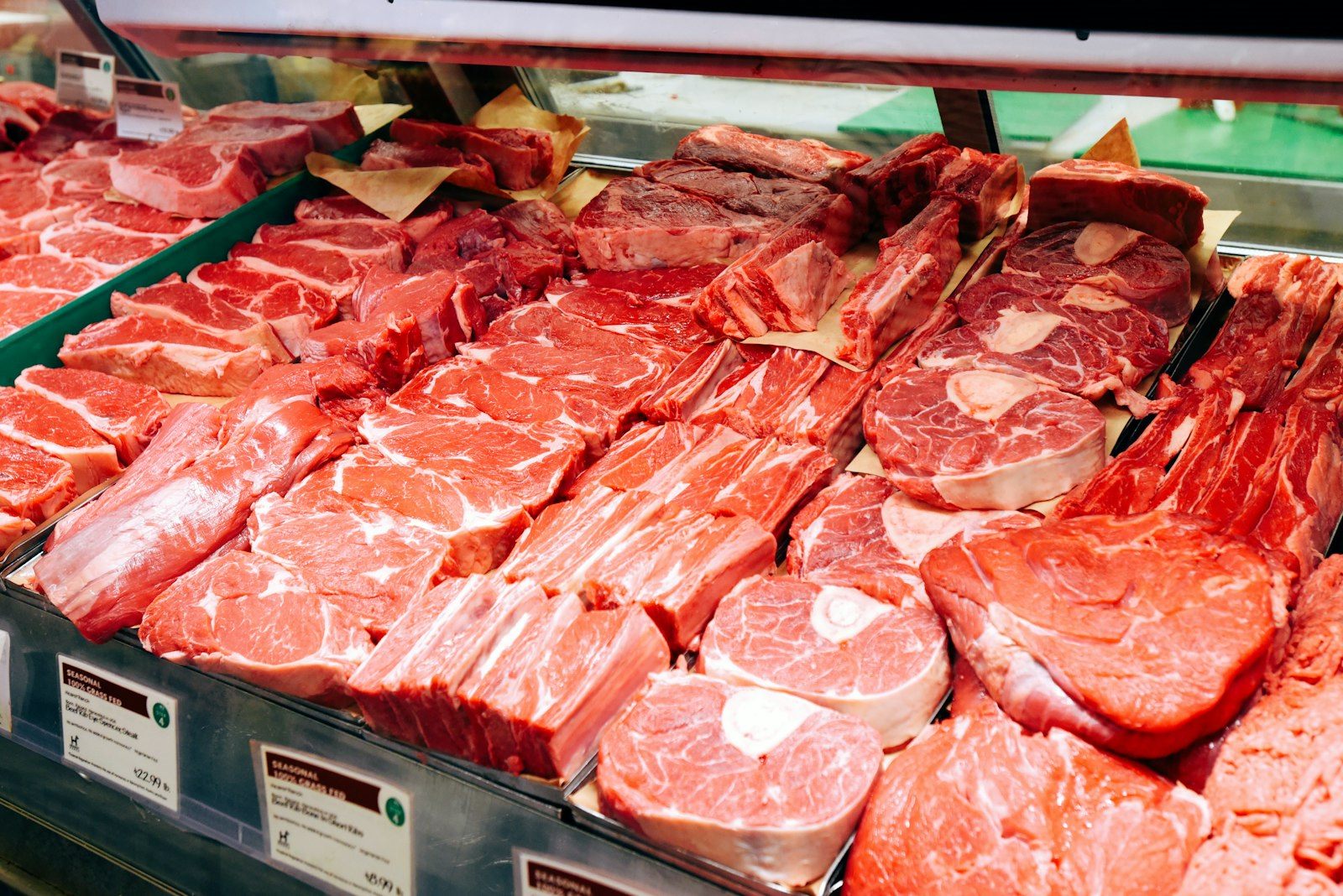 Мясная продукция на витрине магазина